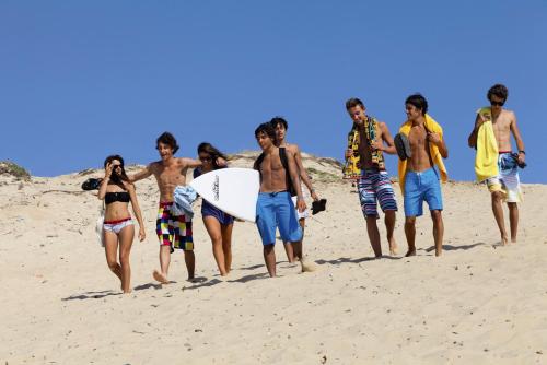 un groupe de personnes marchant sur la plage dans l'établissement Belambra Clubs Seignosse Les Estagnots, à Seignosse