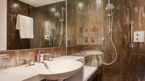 Crowne Plaza London Kings Cross, an IHG Hotel tesisinde bir banyo