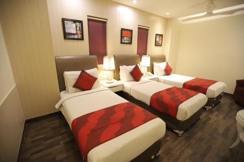 Hotel Picasso Prive Naraina Delhi - Couple Friendly Local IDs Acceptedにあるベッド