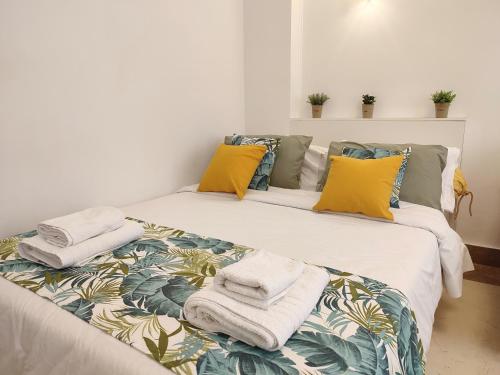 アテネにあるKolonaki Elegant apartmentのベッドルーム1室(ベッド2台、タオル付)