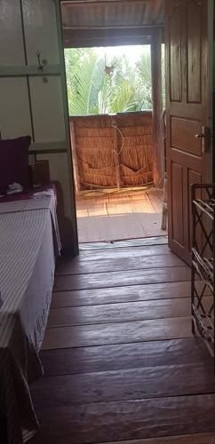 Postel nebo postele na pokoji v ubytování Retro Kampot Guesthouse