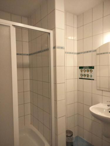 a bathroom with a shower and a sink at Zajazd Restauracja Machliny in Machliny