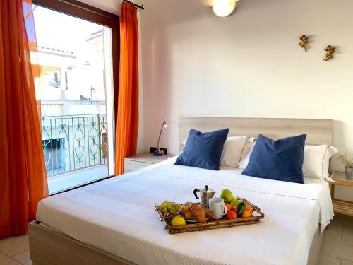 Un dormitorio con una cama con una bandeja de fruta encima. en Cala Gavetta Marina Loft, en La Maddalena
