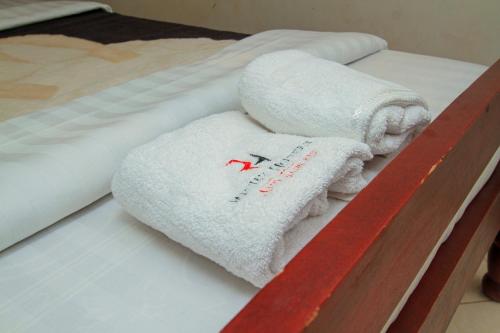 Ein Bett oder Betten in einem Zimmer der Unterkunft Richy Hotels and Safaris