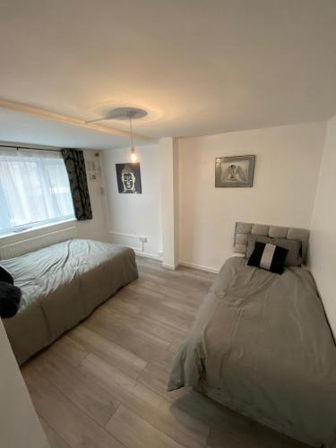 Lova arba lovos apgyvendinimo įstaigoje Lovely 3 Bedroom Apartment in the Heart of Hackney