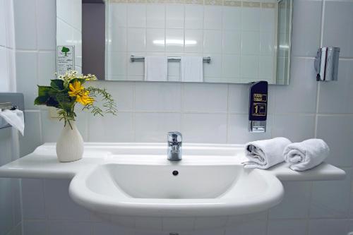 Ein Badezimmer in der Unterkunft AVALON Hotelpark Königshof