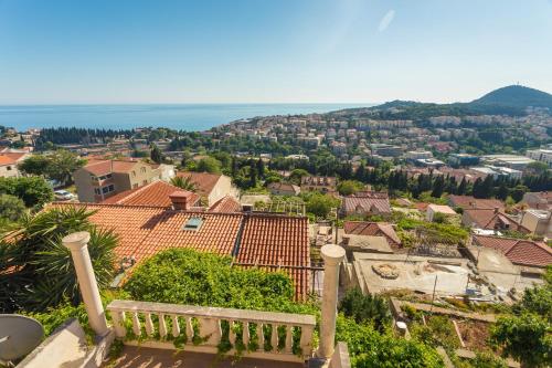 - Vistas a una ciudad con casas y al océano en Apartment Sun & Sky, en Dubrovnik