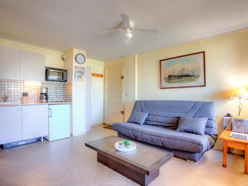 un salon avec un canapé et une table dans l'établissement Apartment Les Mas de La Mer-3 by Interhome, à Saint Cyprien Plage