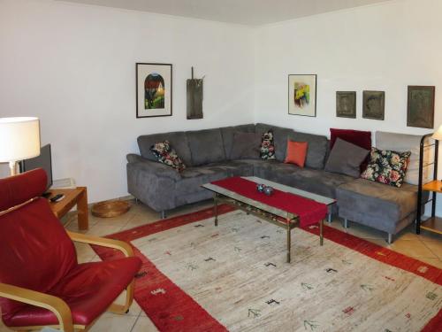 ein Wohnzimmer mit einem Sofa und einem Tisch in der Unterkunft Apartment Pusteblume by Interhome in Bleckhausen