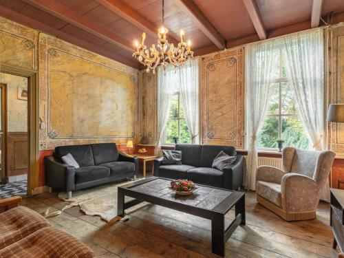 Sala de estar con 2 sofás y mesa en Holiday Home Groepswoning De Appelgaard by Interhome, en Zaamslag