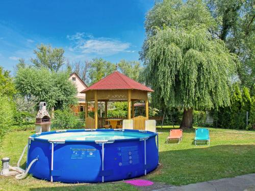 einen Pool mit einem Pavillon im Hof in der Unterkunft Holiday Home Green by Interhome in Balatonmáriafürdő