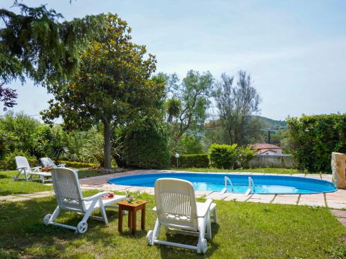 une cour avec deux chaises et une piscine dans l'établissement Villa Sunny home by Interhome, à Sperlonga
