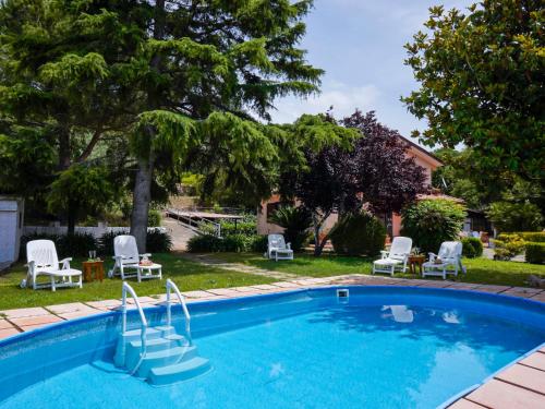 une piscine avec des chaises et une cour avec une maison dans l'établissement Villa Sunny home by Interhome, à Sperlonga