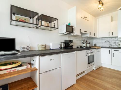 Kuchyň nebo kuchyňský kout v ubytování Apartment Iduskia by Interhome