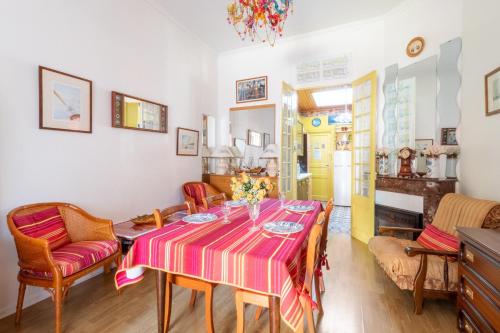 une salle à manger avec une table et des chaises dans l'établissement Duplex Villa Georges, à Mers-les-Bains