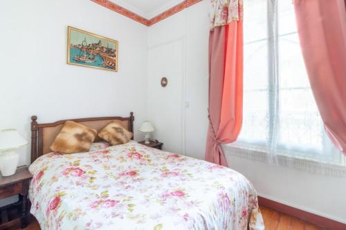 une chambre avec un lit et une fenêtre dans l'établissement Duplex Villa Georges, à Mers-les-Bains