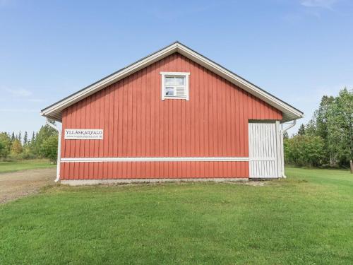 une grange rouge avec une porte blanche et une fenêtre dans l'établissement Holiday Home Ylläskarpalo 2 keskimmäinen by Interhome, à Äkäslompolo