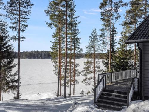 HankamäkiにあるHoliday Home Naurisniemi by Interhomeの家から見える湖の冬の景色