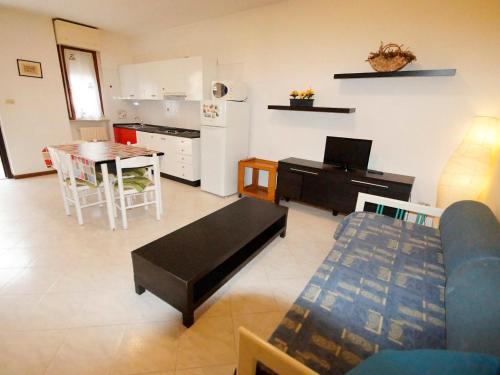 sala de estar con sofá, mesa y cocina en Apartment Troiani by Interhome, en Porto dʼAscoli