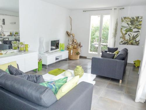 un salon avec deux canapés et une cuisine dans l'établissement Holiday Home Les Vallons de la Gaillarde 1 by Interhome, à Saint-Aygulf