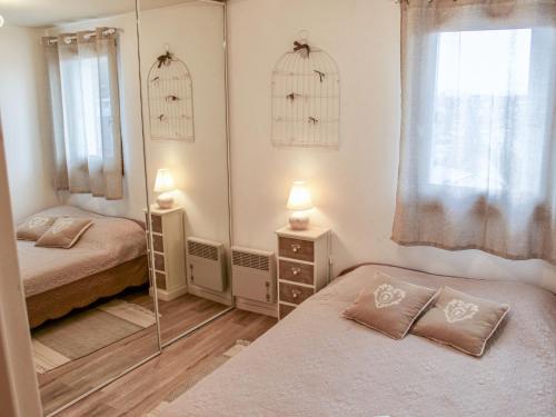 - une petite chambre avec 2 lits et un miroir dans l'établissement Apartment l'Amiral by Interhome, à Trouville-sur-Mer