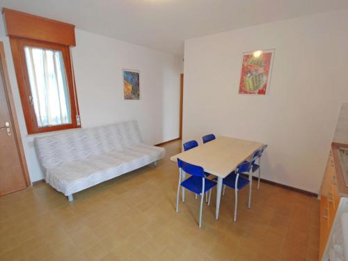 Apartment Simma-10 by Interhome في بيبيوني: غرفة مع طاولة وكراسي وأريكة
