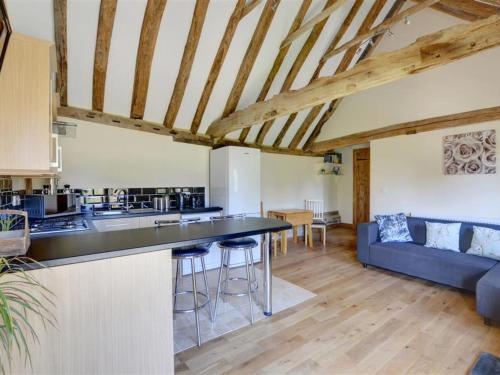 BenendenにあるHoliday Home Barley Byre by Interhomeの木製の天井のオープンキッチン、リビングルーム