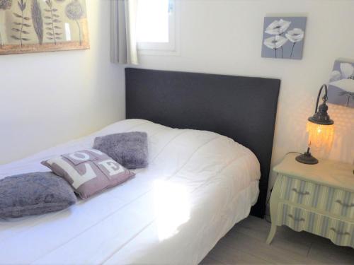 une chambre avec un lit blanc et une table dans l'établissement Apartment Kennedy by Interhome, à Villers-sur-Mer