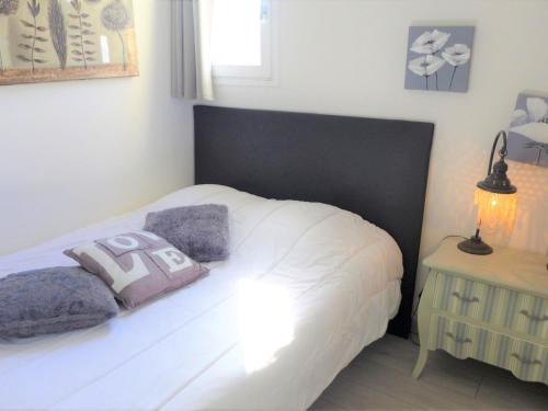- une chambre avec un lit blanc et une table dans l'établissement Apartment Kennedy by Interhome, à Villers-sur-Mer