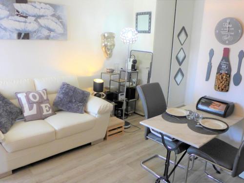 un salon avec un canapé et une table dans l'établissement Apartment Kennedy by Interhome, à Villers-sur-Mer