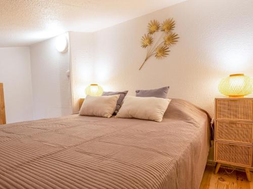 - une chambre avec un lit orné d'une fleur sur le mur dans l'établissement Studio du Golf-6 by Interhome, à Saint Cyprien Plage