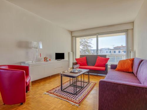 un salon avec deux canapés et une table dans l'établissement Apartment Les Tamaris by Interhome, à Arcachon