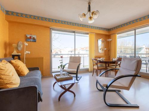un salon avec un canapé, des chaises et une table dans l'établissement Apartment Neptune by Interhome, à Arcachon