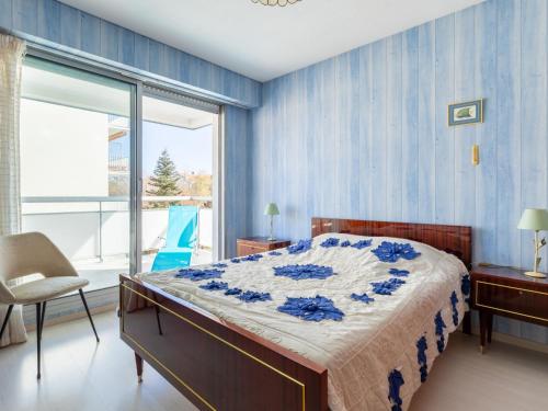 une chambre avec un lit et une grande fenêtre dans l'établissement Apartment Neptune by Interhome, à Arcachon