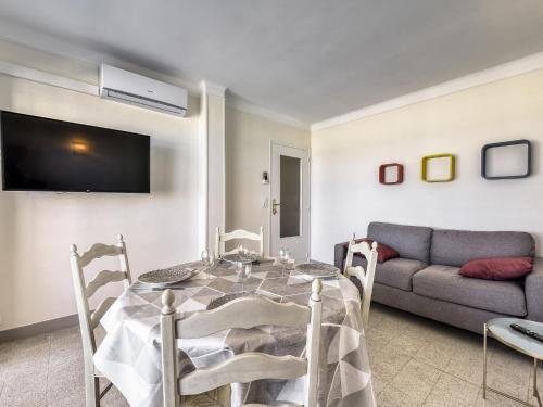 un salon avec une table et un canapé dans l'établissement Apartment Le Marigny-2 by Interhome, à Canet