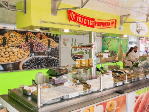 Un marché avec un paquet de différents types de denrées alimentaires dans l'établissement Apartment Le Marigny-2 by Interhome, à Canet