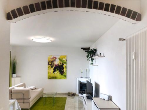 un salon avec un canapé et une télévision dans l'établissement Apartment Residenza Monte Bré - Apt-002 Haus1 by Interhome, à Lugano
