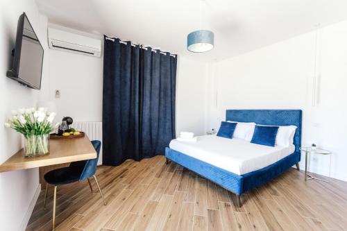 カーヴァ・デ・ティッレーニにあるVilla Sorayaのベッドルーム1室(ベッド1台、テーブル、デスク付)