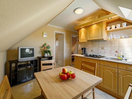 佐馬爾迪的住宿－Apartment Yucca 2 by Interhome，厨房里放着一碗水果放在桌子上