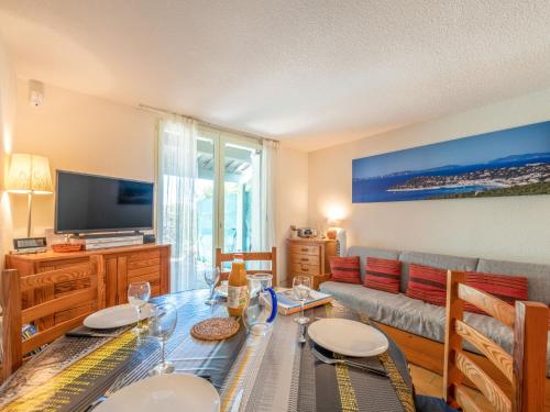 un salon avec une table et une télévision dans l'établissement Apartment Les Jardins d'Amaryllis-7 by Interhome, à Cavalaire-sur-Mer