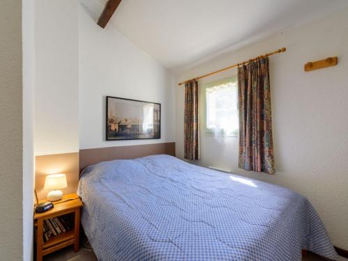 une chambre avec un lit bleu et une fenêtre dans l'établissement Apartment Les Jardins d'Amaryllis-7 by Interhome, à Cavalaire-sur-Mer