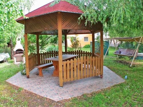 einen Pavillon mit einem Picknicktisch im Hof in der Unterkunft Holiday Home Green by Interhome in Balatonmáriafürdő