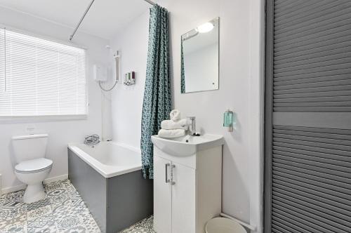 Koupelna v ubytování Morriston Accommodation - TV in Every Bedroom!