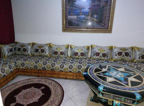 a living room with a couch and a table at Appartement Hamria RiF in Meknès