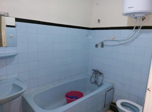 uma casa de banho com uma banheira, um lavatório e um WC. em Appartement Hamria RiF em Meknès