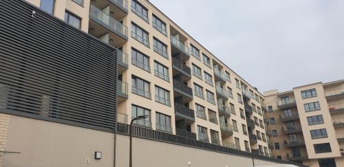 apartamentowiec z balkonem po stronie w obiekcie Fairytales Apartment we Wrocławiu