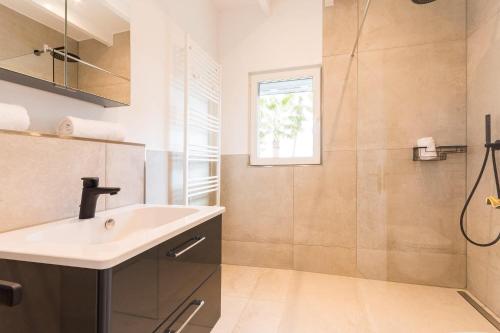 ein Badezimmer mit Waschbecken und Dusche in der Unterkunft Can Maties in Santa Margalida