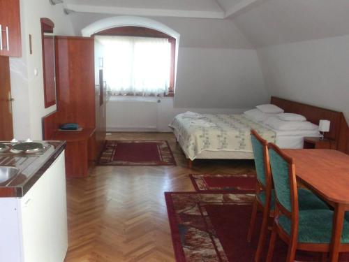 Postel nebo postele na pokoji v ubytování HELIOS Hotel Apartments
