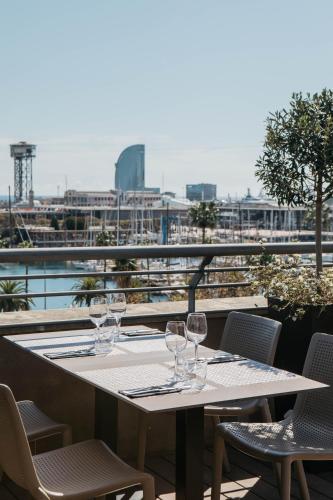 Un restaurante u otro lugar para comer en Duquesa de Cardona Hotel 4 Sup by Grup Duquessa