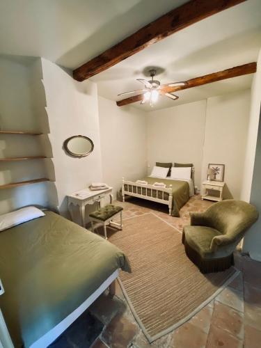 une chambre avec un lit et un canapé dans l'établissement Monte Vinea, à Montouliers